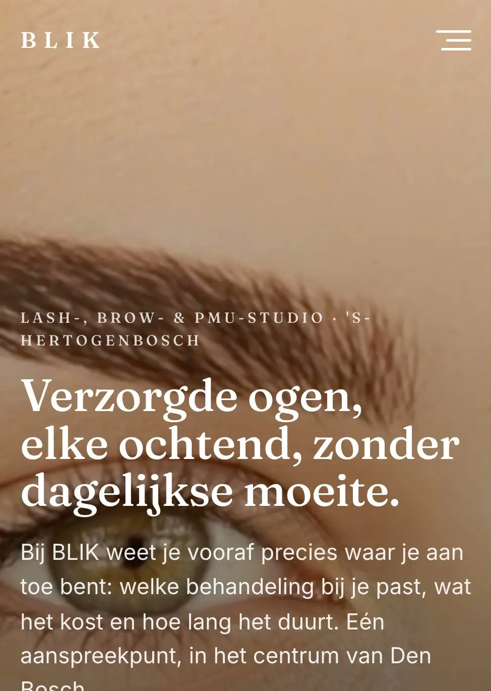 De homepage van voorbeeldzaak BLIK op een telefoon: zachte huidtinten van een lashstudio