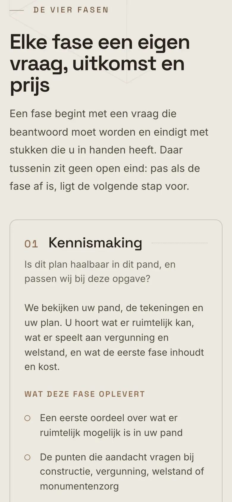 De werkwijzepagina van PAND op een telefoon: fase 01 Kennismaking met een stippellijn erachter, en wat die fase oplevert
