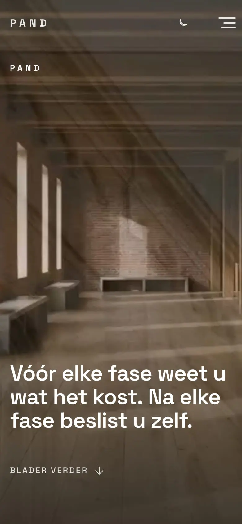 De homepage van PAND op een telefoon: een baksteen interieur met houten balken, onderaan de kop en de woorden Blader verder