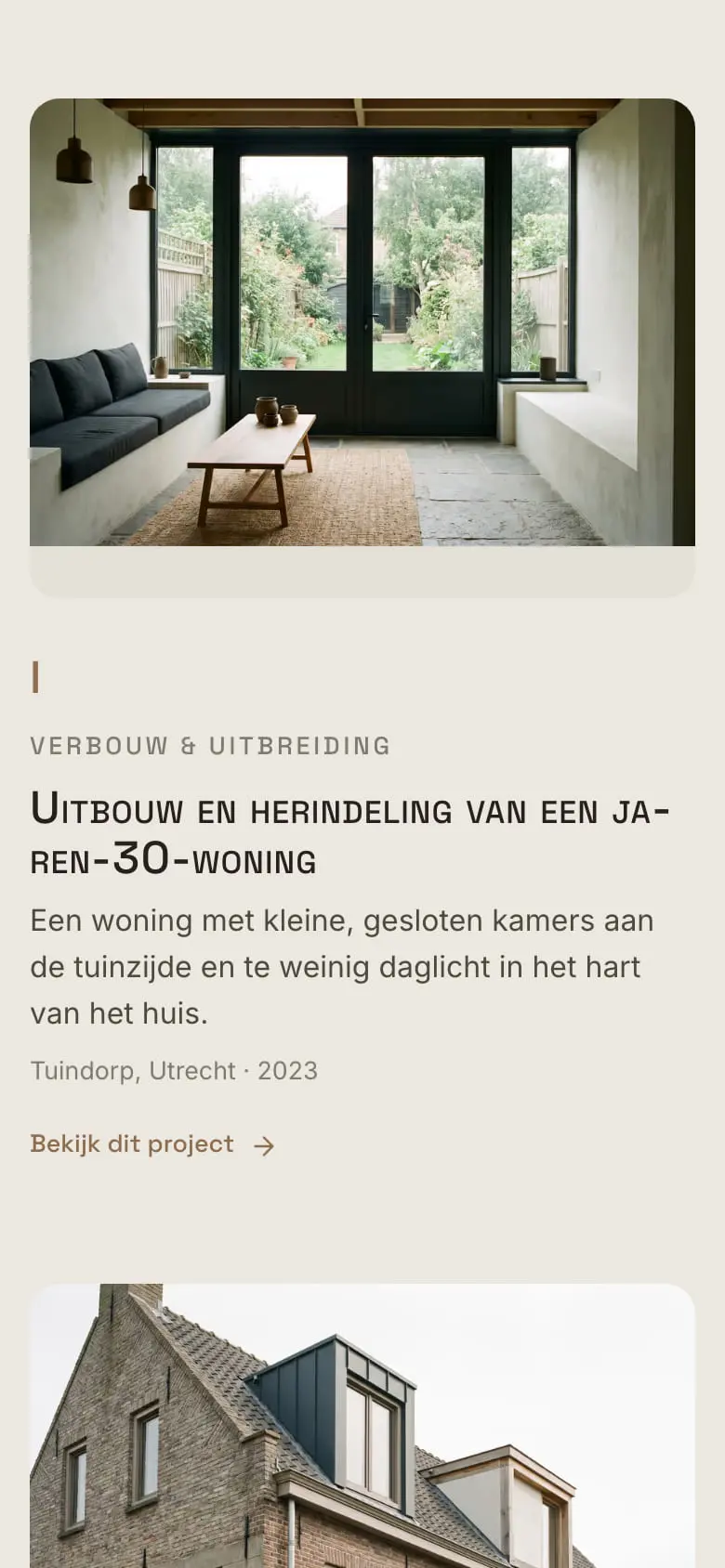 De projectenpagina van PAND op een telefoon: een foto van een uitbouw, daaronder het Romeinse cijfer I en de projecttitel in kleinkapitaal