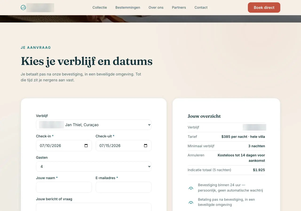 Het boekformulier op een laptop, de namen van toen vervaagd: verblijf, data en gasten al ingevuld, rechts een overzicht met de totaalprijs