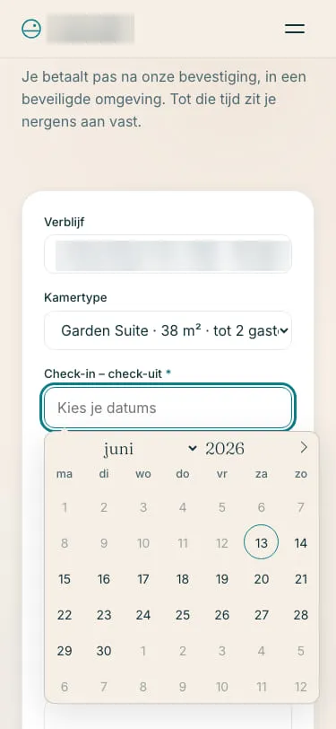 De datumkiezer op een telefoon, de namen van toen vervaagd: een maandkalender onder het veld Check-in en check-out