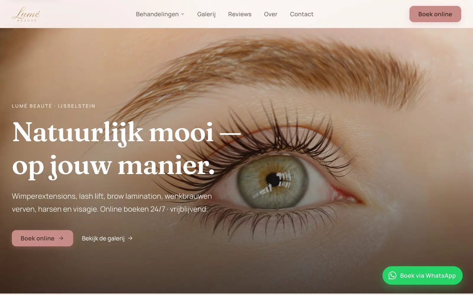 De bovenkant van lumebeaute.nl: een oog van dichtbij en een knop om online te boeken.
