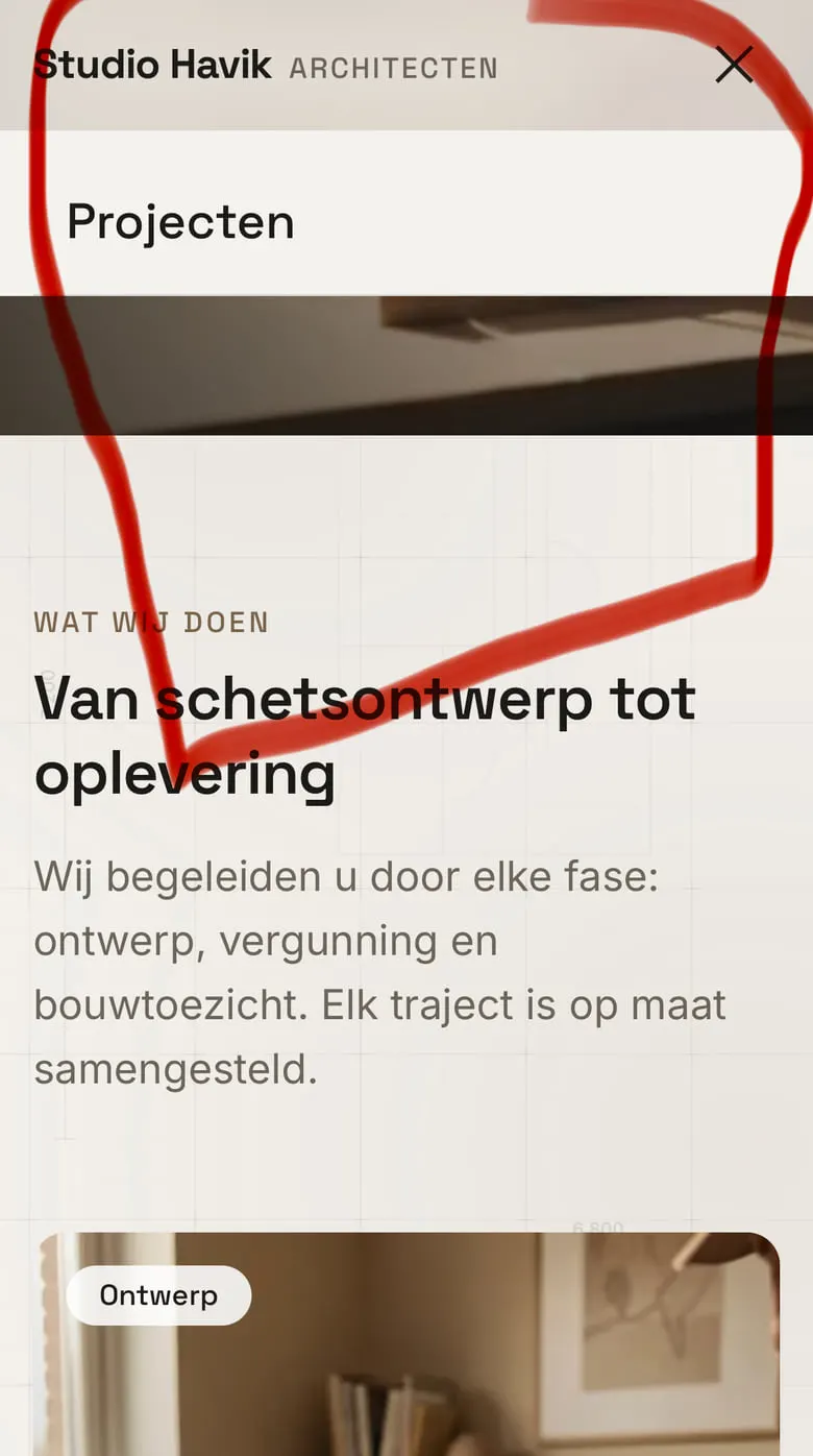 Tims telefoonscherm van 8 juni om 20:30: het open menu van Studio Havik, met alleen het woord Projecten, dik rood omcirkeld omdat de pagina erdoorheen zichtbaar blijft