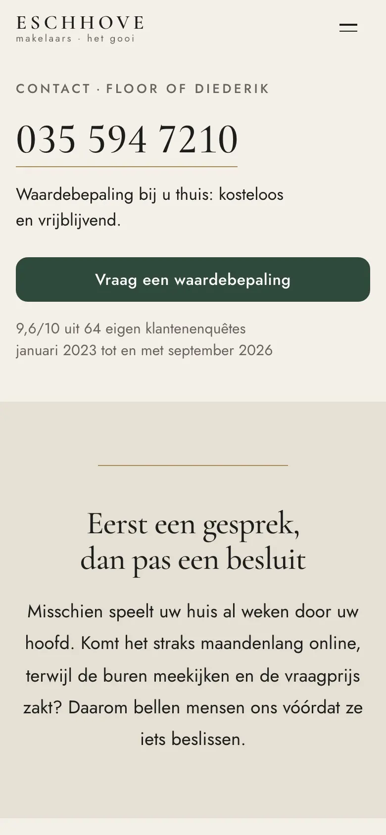 De contactpagina op de telefoon: een groot telefoonnummer als kop met een dunne messinglijn eronder, een groene knop «Vraag een waardebepaling» en daaronder een zandkleurig blok «Eerst een gesprek, dan pas een besluit»