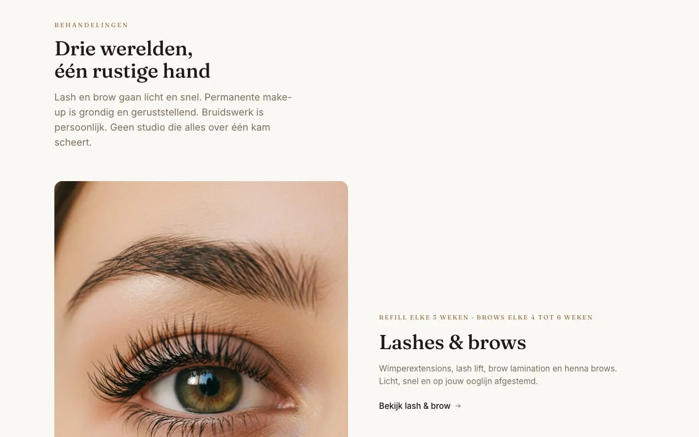 De homepage van BLIK op een laptop: de kop Drie werelden, één rustige hand, en daaronder een close-up van een oog bij Lashes en brows