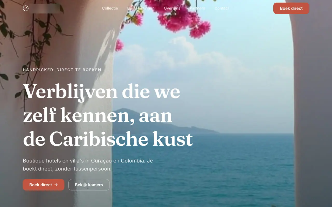 De homepage om 21:54, met de naam van toen vervaagd: één videobeeld van een witte boog met bloemen en de zee erachter