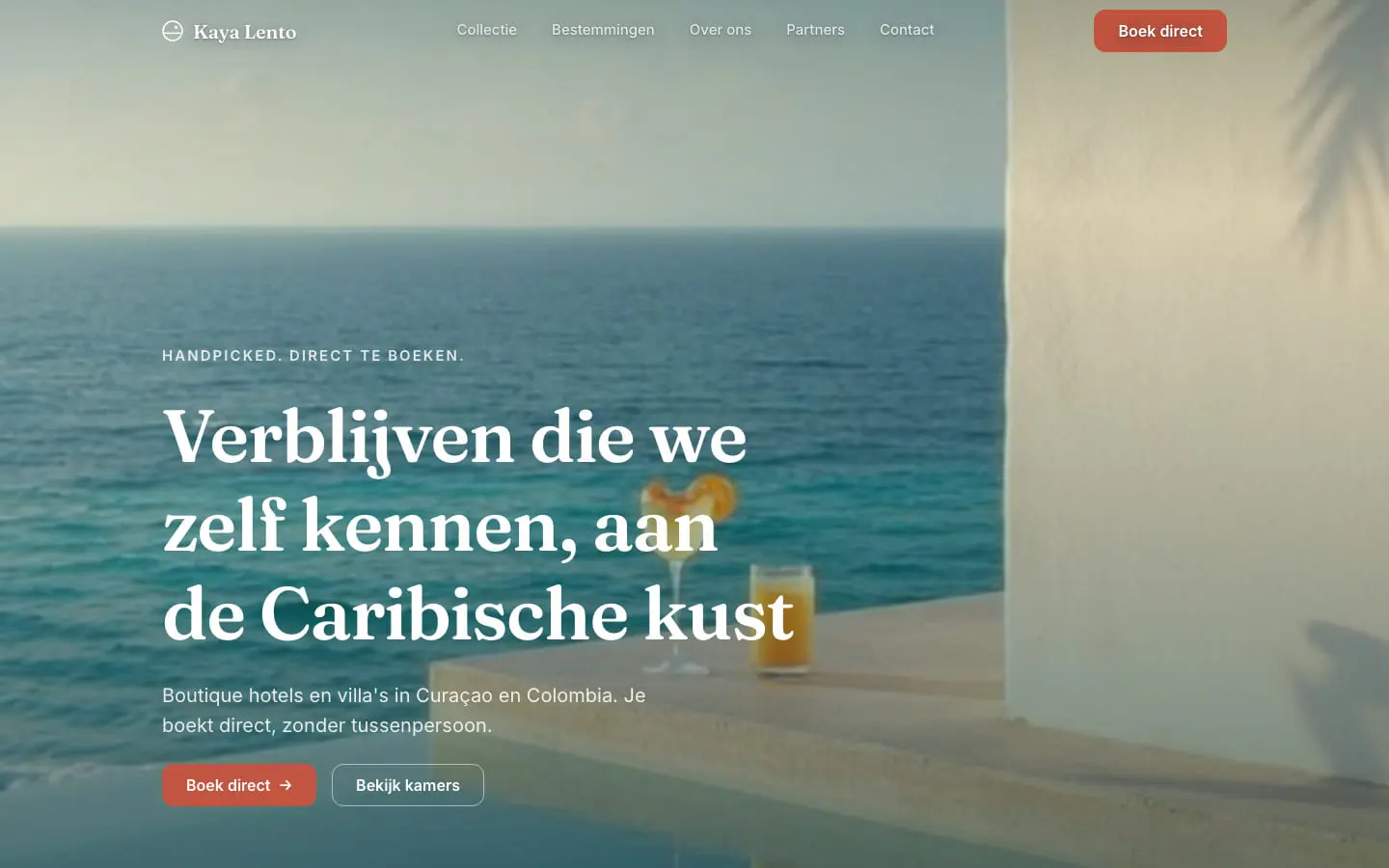 De homepage van voorbeeldzaak Kaya Lento nu: zee, een zwembadrand en de kop over het videobeeld