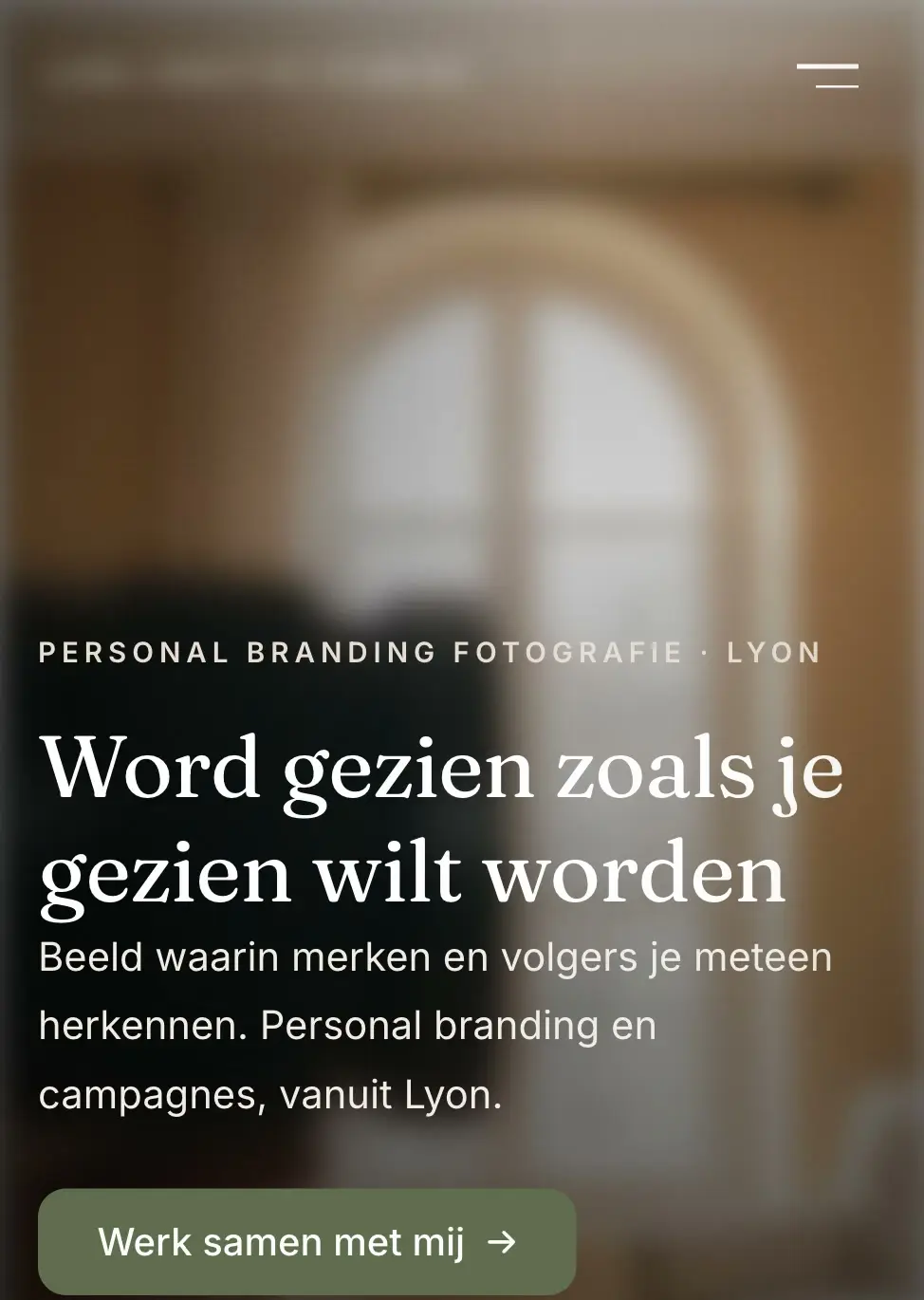 De homepage van voorbeeldzaak Luna Créative Studios op een telefoon: warm portretlicht