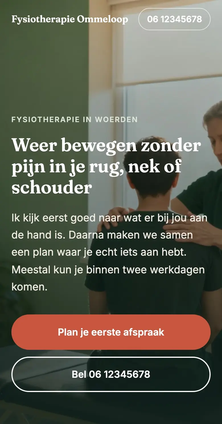 Telefoonscherm van de homepage van Fysiotherapie Ommeloop: een behandeling aan een schouder, de kop "Weer bewegen zonder pijn in je rug, nek of schouder" en de knoppen "Plan je eerste afspraak" en "Bel 06 12345678".