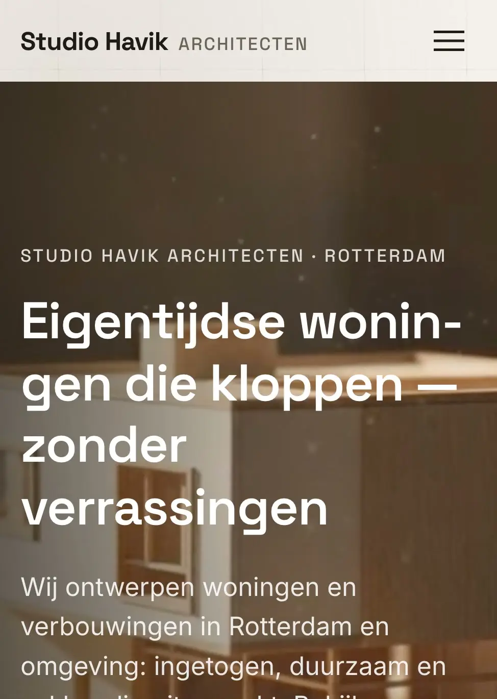 De homepage van voorbeeldzaak Studio Havik op een telefoon: een licht interieur met een grote kop