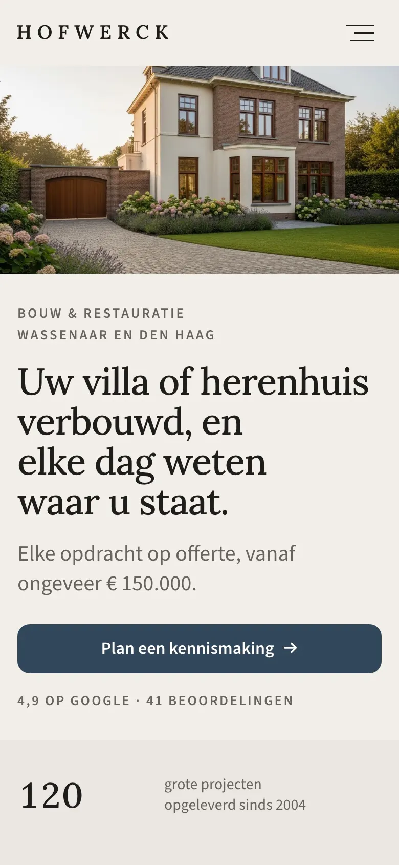 De homepage van Hofwerck op een telefoon: een villa met bakstenen gevel en crème stuc in avondlicht, daaronder de kop Uw villa of herenhuis verbouwd, en elke dag weten waar u staat en een blauwe knop Plan een kennismaking