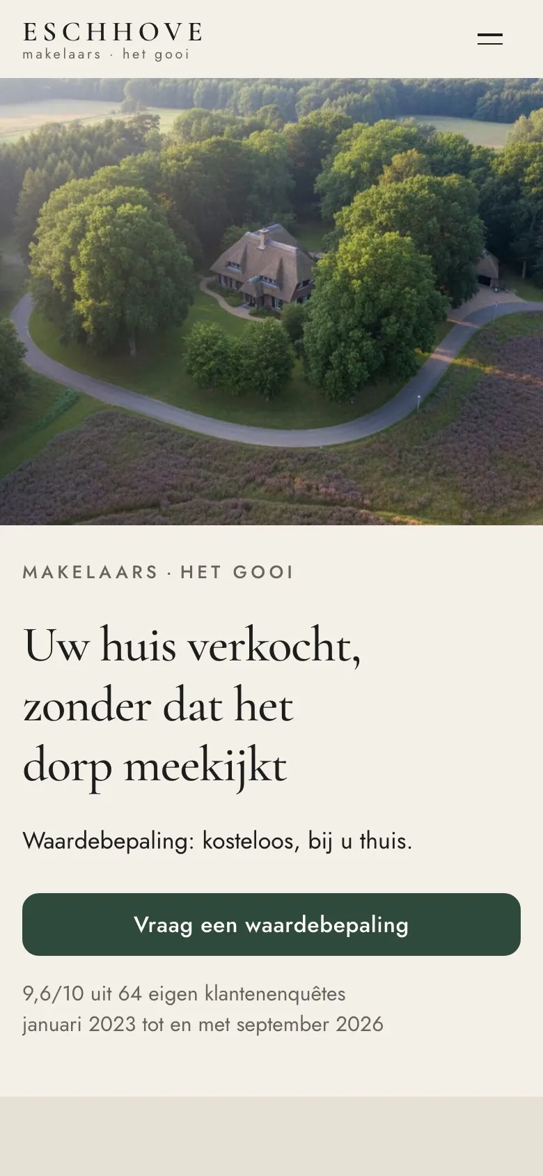 Eschhove op de telefoon: bovenaan een luchtfoto van een villa met rieten dak tussen de bomen en het heideveld, daaronder de kop «Uw huis verkocht, zonder dat het dorp meekijkt» en een groene knop «Vraag een waardebepaling»