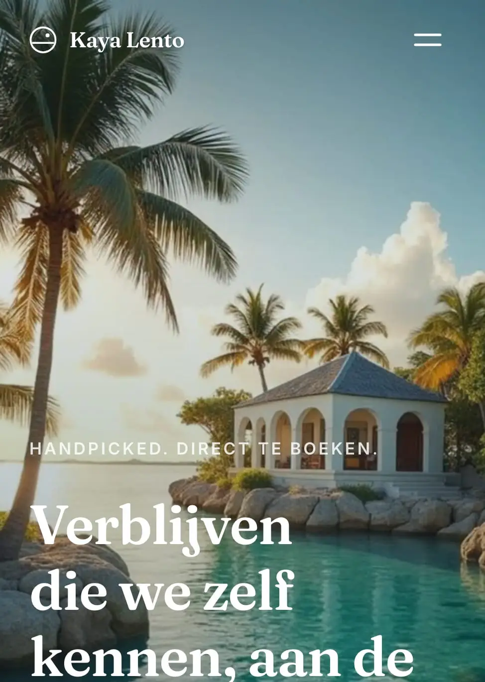 De homepage van voorbeeldzaak Kaya Lento op een telefoon: palmbomen en een wit paviljoen aan helder water
