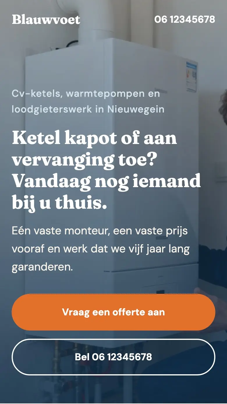 Telefoonscherm van de homepage van Installatiebedrijf Blauwvoet: een cv-ketel op de achtergrond, de kop "Ketel kapot of aan vervanging toe? Vandaag nog iemand bij u thuis." en de knoppen "Vraag een offerte aan" en "Bel 06 12345678".
