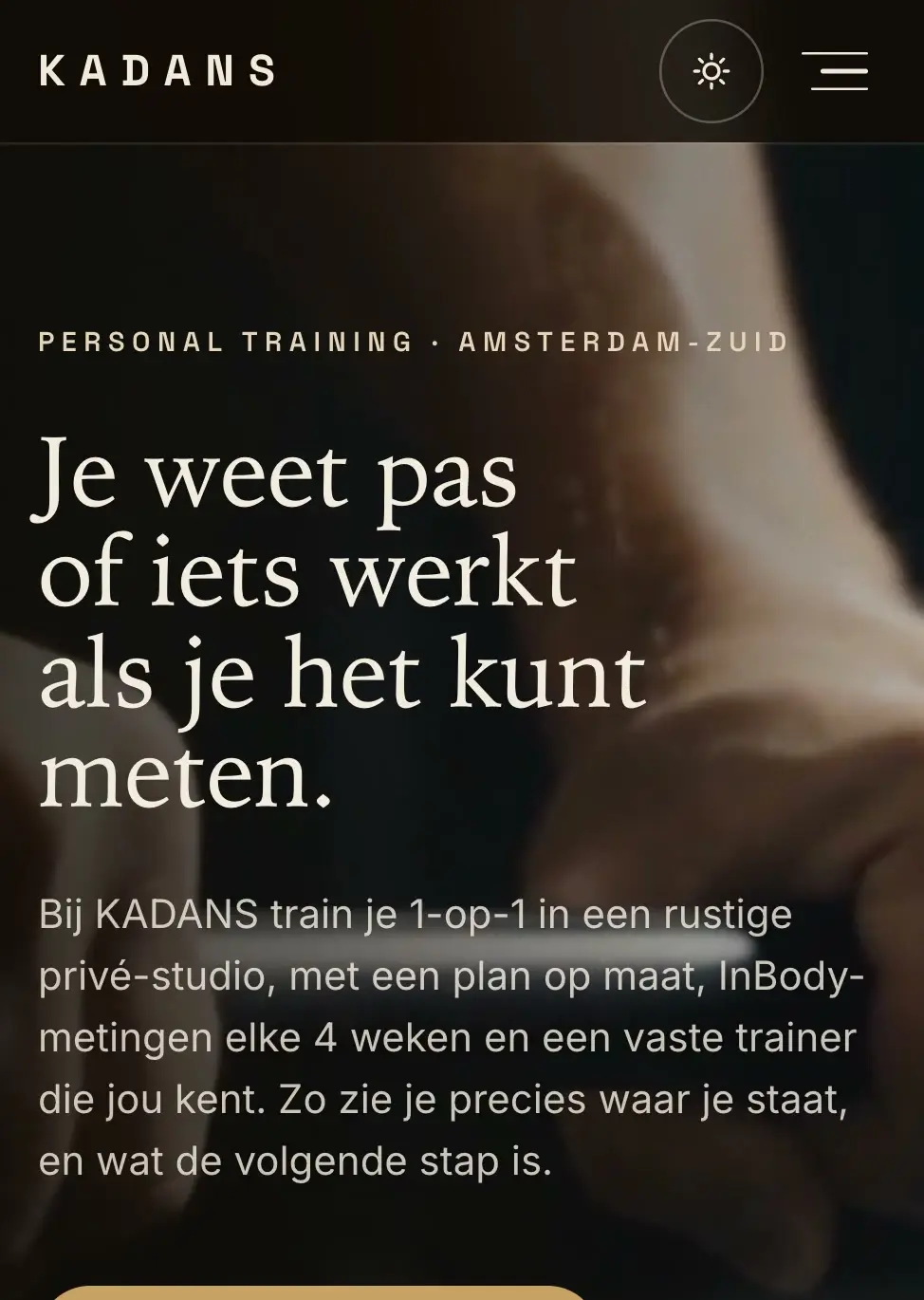 De homepage van voorbeeldzaak KADANS op een telefoon: een donkere kop met grote witte letters over een zacht vervaagde trainingsfoto