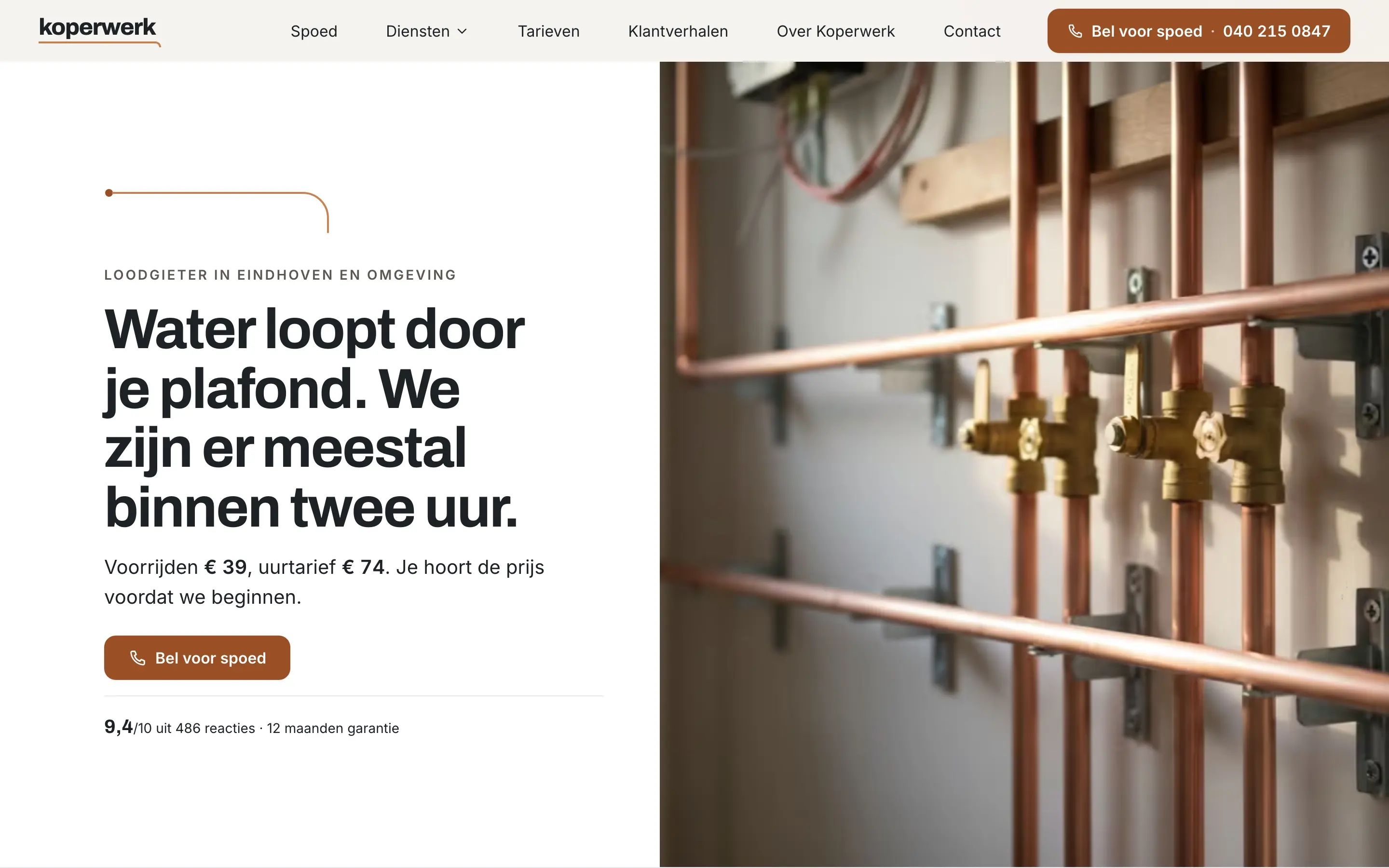 De bovenkant van de homepage van voorbeeldzaak Koperwerk: de kop Water loopt door je plafond. We zijn er meestal binnen twee uur, met de prijs, een belknop en een foto van koperen leidingen.