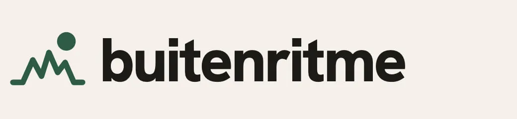 Het logo van Buitenritme nu: drie ongelijke toppen met de zon opzij, naast het woord buitenritme