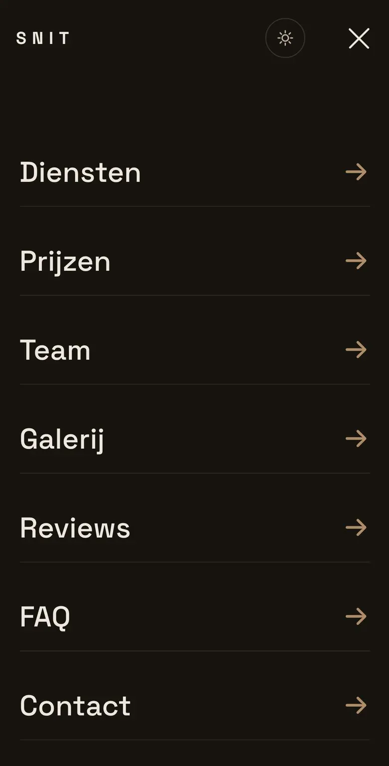 Het mobiele menu van SNIT: Diensten, Prijzen, Team, Galerij, Reviews, FAQ en Contact als grote links onder elkaar