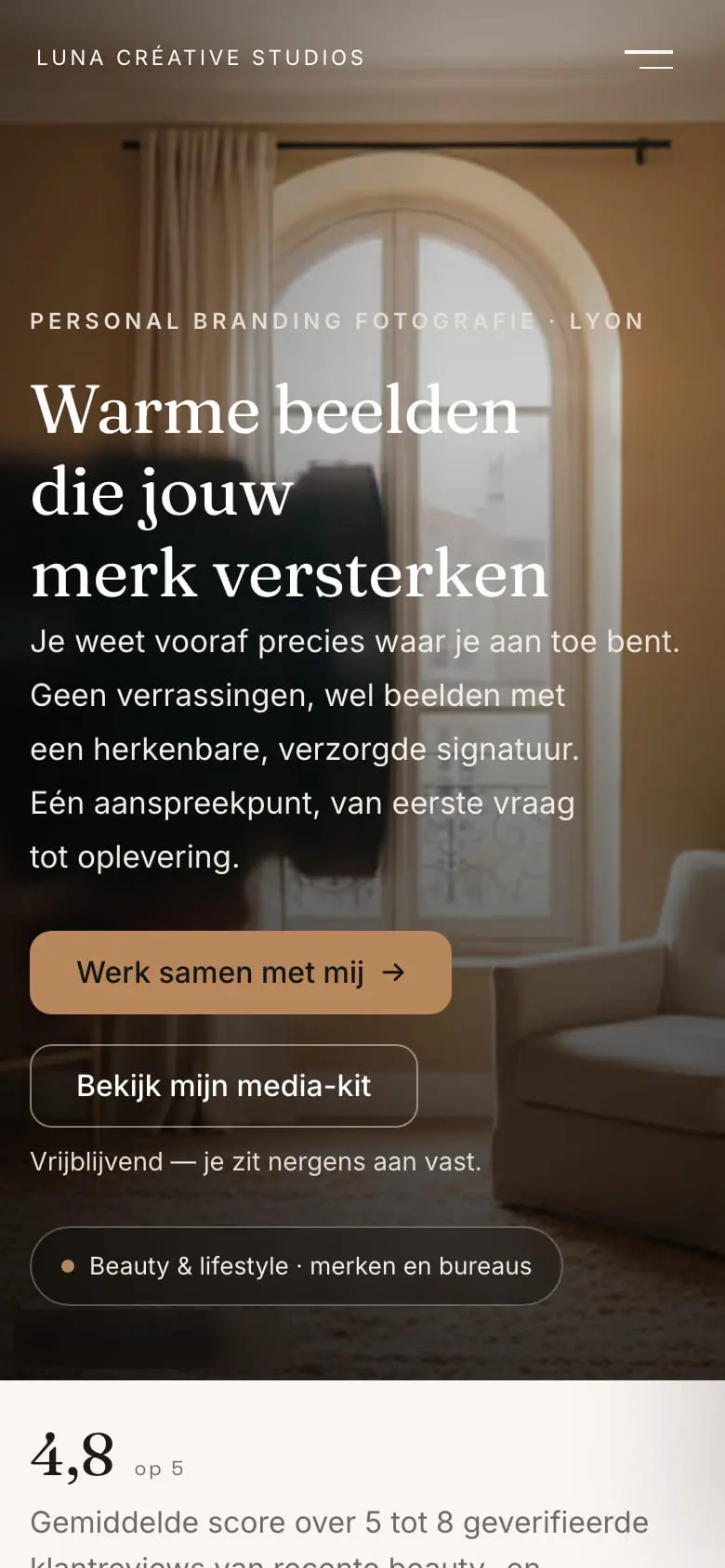 Dezelfde homepage bij de eerste publicatie: een kamer met een boograam achter de kop