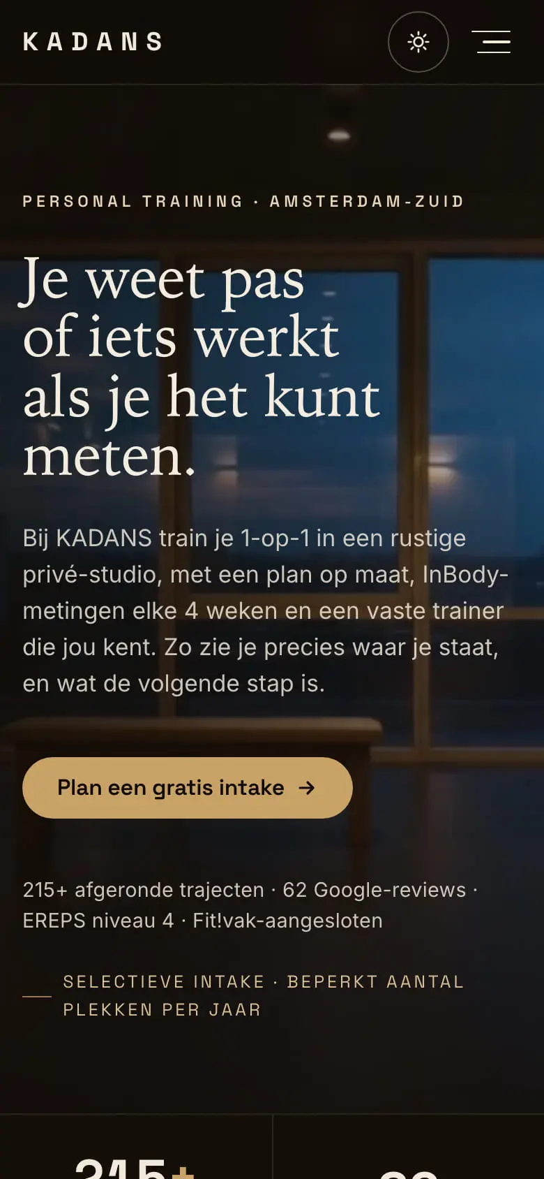 KADANS zoals hij nu live staat, op een telefoon: warm-zwart met een grote lichte serif-kop over een donkere studio