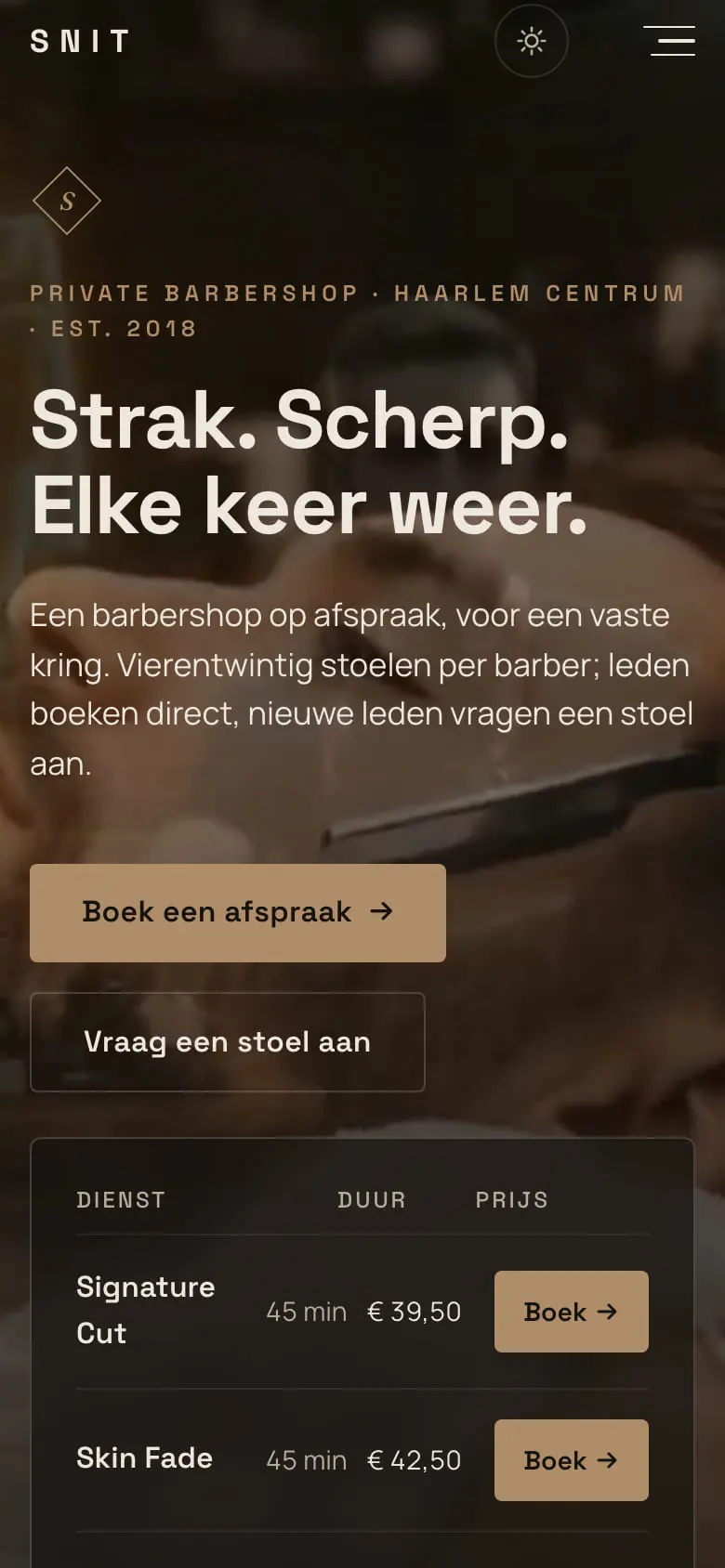 De homepage van SNIT op 22 juli, op een telefoon: een donkere video van een barber aan het werk, een monogram en de knoppen Boek een afspraak en Vraag een stoel aan