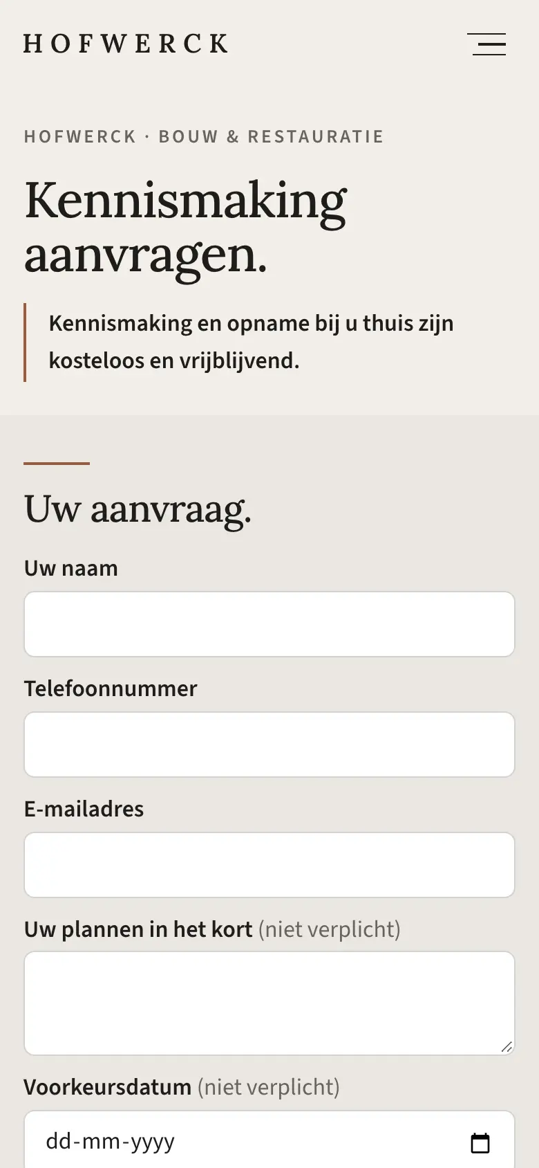 De pagina Kennismaking aanvragen op een telefoon: de kop, een regel dat kennismaking en opname kosteloos en vrijblijvend zijn, en het begin van een formulier met naam, telefoonnummer en e-mailadres