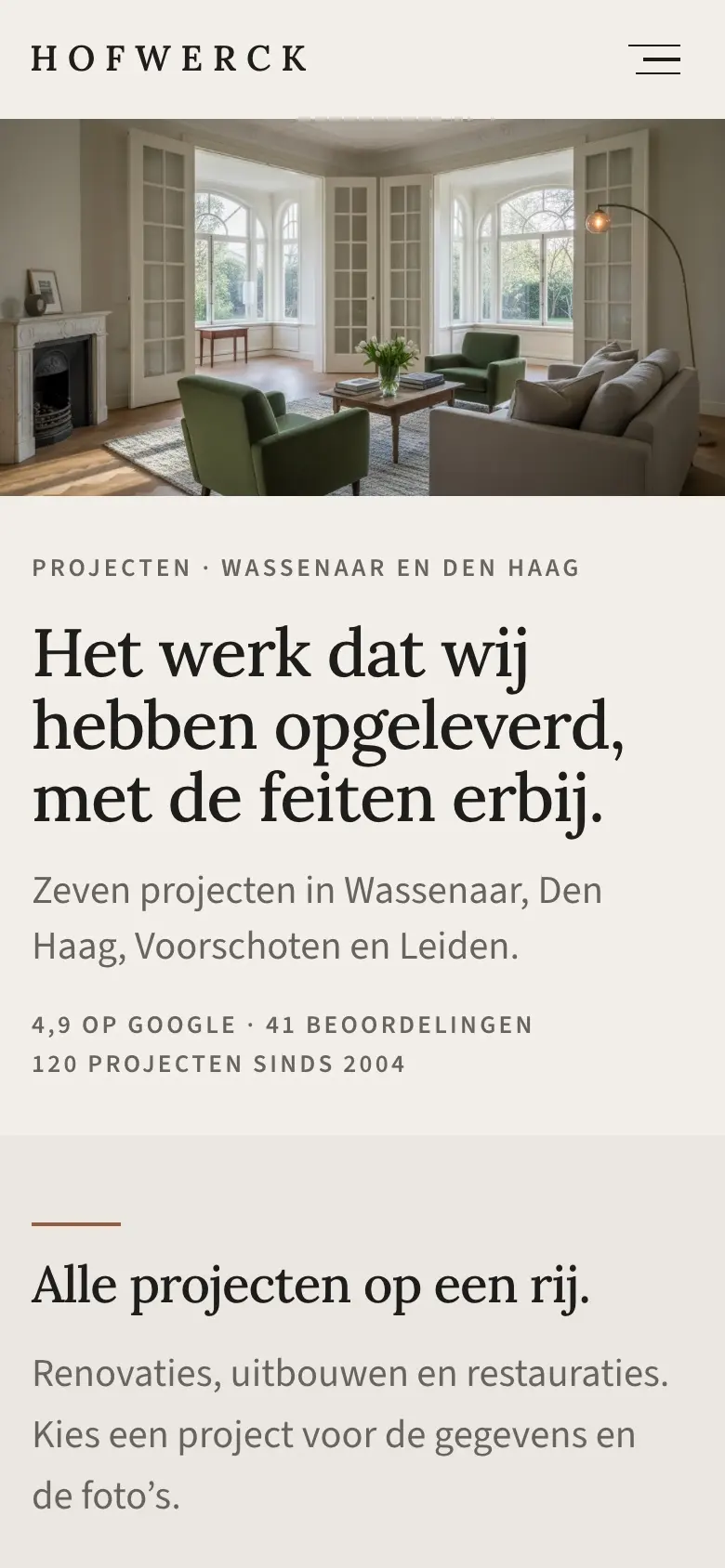 De projectenpagina op een telefoon: een ingerichte woonkamer met erkers, openslaande deuren en groene fauteuils, daaronder de kop Het werk dat wij hebben opgeleverd, met de feiten erbij en een regel met vier plaatsen