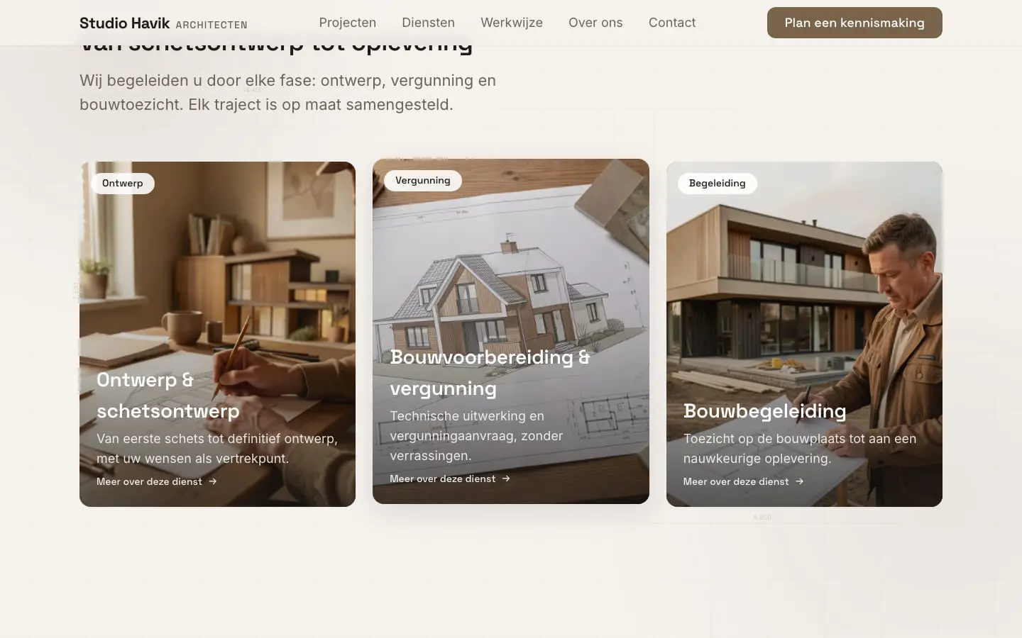 De homepage van Studio Havik bij de drie dienstkaarten, met het lichte raster en de maatlijnen op de achtergrond