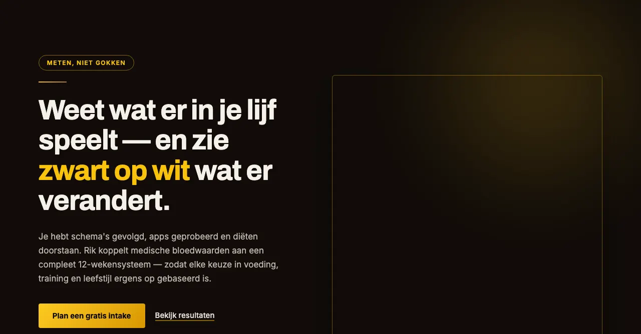 Het ontwerp van de bovenkant van de homepage in Claude Design: zwarte achtergrond, gouden accenten, een kop met een knop eronder en rechts een leeg fotokader.