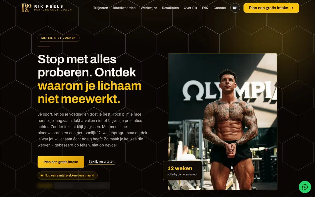 De bovenkant van rperformancecoach.nl: zwart met goud, met een foto van Rik in de gym.