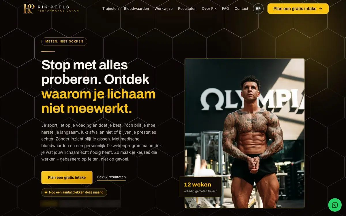 De bovenkant van rperformancecoach.nl: zwart met goud, de kop links en een foto van Rik in de gym rechts.