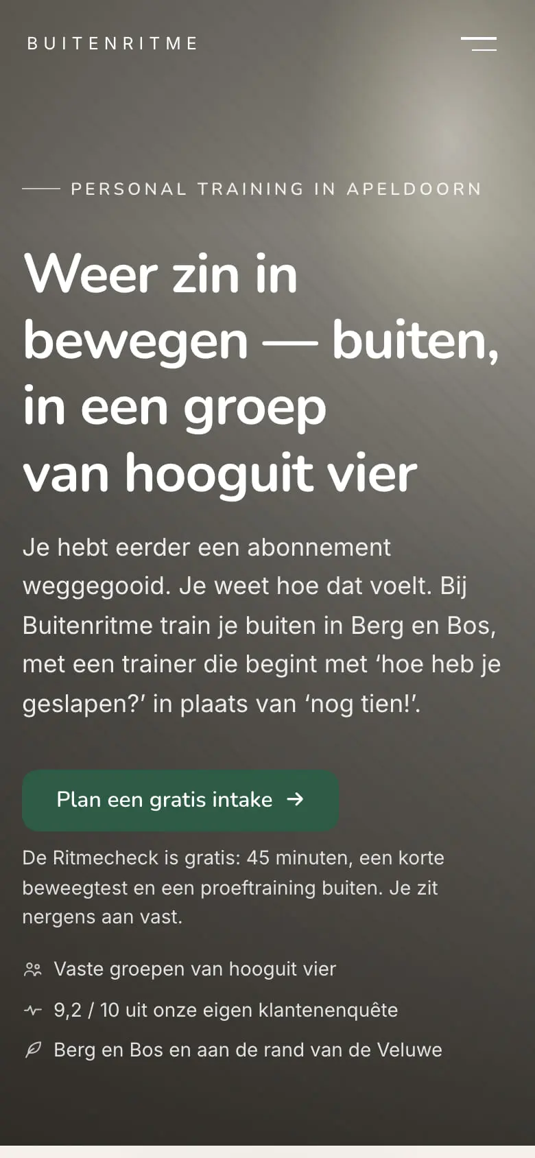 De eerste versie van Buitenritme op een telefoon: een grijs vlak zonder foto, met een lang streepje in de kop
