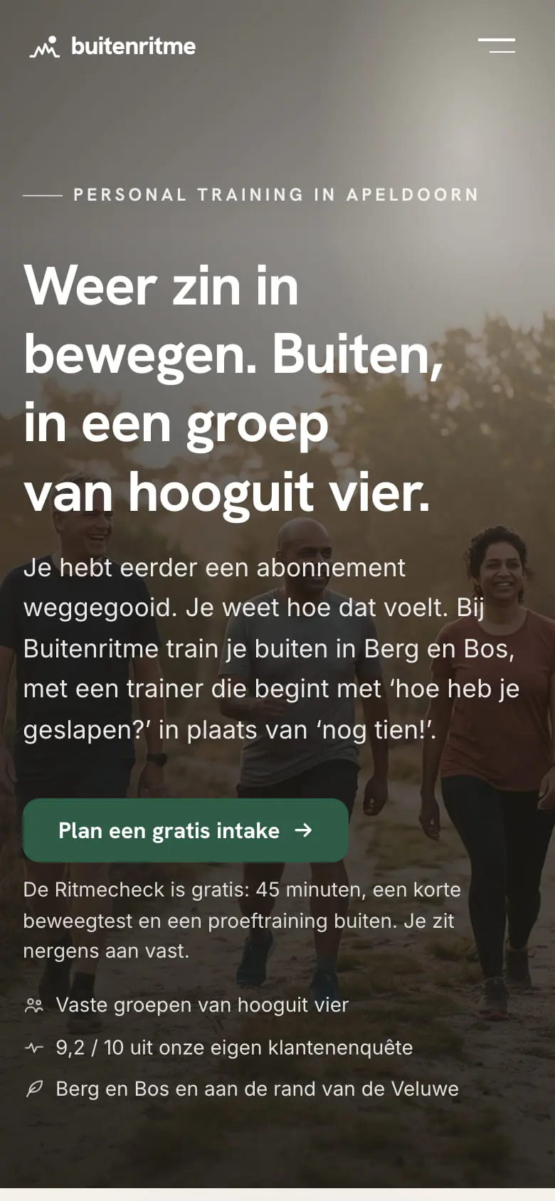 Versie 3 van Buitenritme op een telefoon: een groep wandelt over de heide, het logo staat linksboven