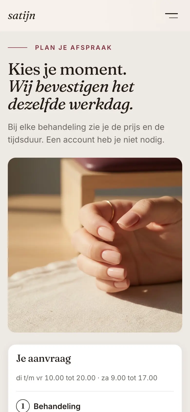 De boekpagina op een telefoon: de kop Kies je moment, een close-up van een hand met melkwitte nagels op linnen en daaronder het begin van het aanvraagformulier