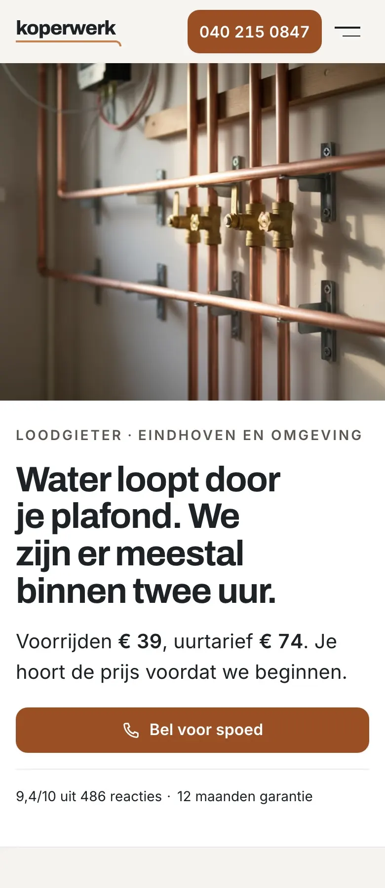 Koperwerk op de telefoon: bovenaan koperen leidingen met twee kranen, daaronder de kop over water door je plafond, een knop Bel voor spoed en het nummer in de balk