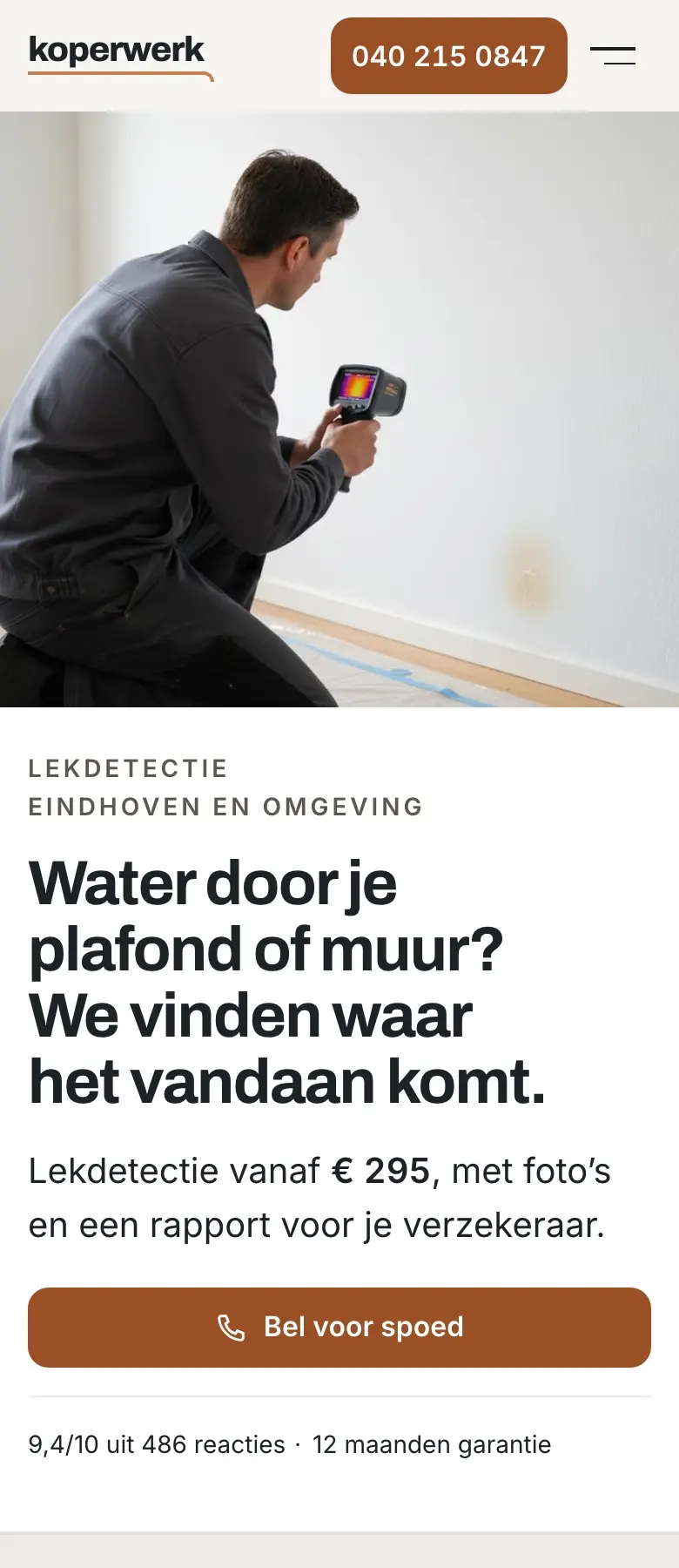 De lekdetectiepagina op de telefoon: een monteur richt een warmtecamera op een witte muur, daaronder de kop over water door je plafond of muur en de belknop