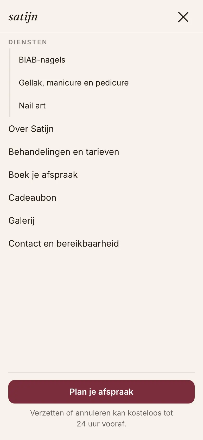 Het open menu op een telefoon: Diensten met drie onderdelen, Over Satijn, tarieven, cadeaubon, galerij en contact, en onderaan een brede bordeaux knop Plan je afspraak