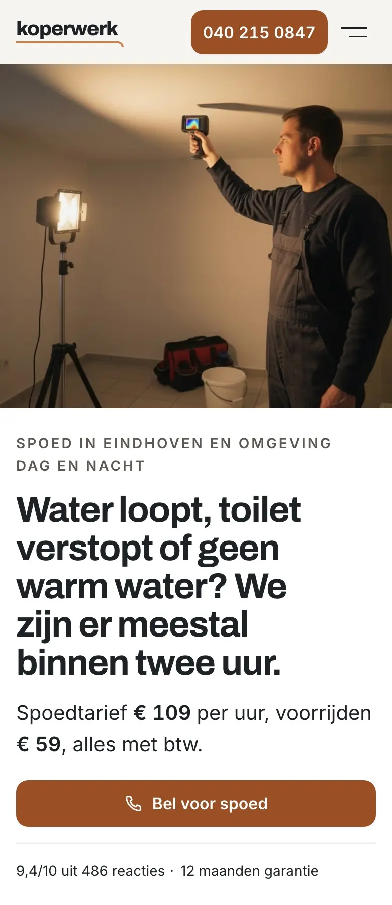 De spoedpagina op de telefoon: een monteur met een warmtecamera in een warm verlichte ruimte, daaronder de kop, een spoedtarief en de knop Bel voor spoed