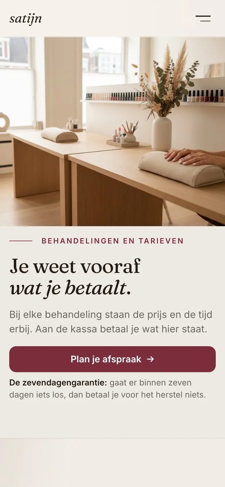De pagina Behandelingen en tarieven op een telefoon: een foto van twee houten tafels in een licht atelier met een vaas droogbloemen, daaronder de kop Je weet vooraf wat je betaalt, de knop Plan je afspraak en een regel over de garantie
