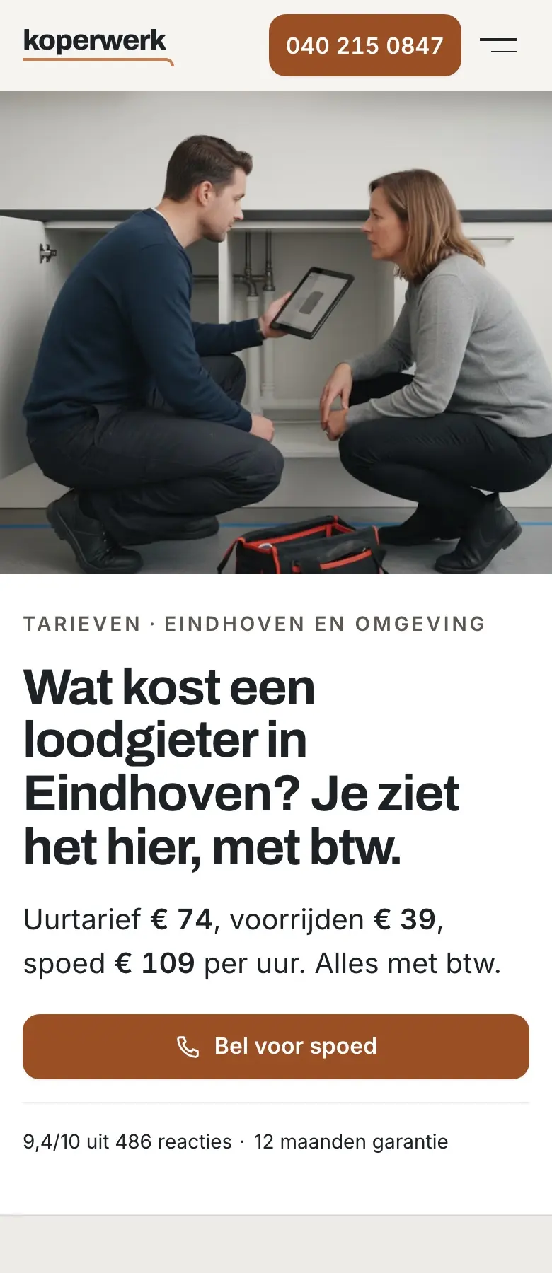 De tarievenpagina op de telefoon: een monteur en een bewoonster hurken bij een open keukenkastje met een tablet, daaronder de kop over wat een loodgieter kost en de prijsregel