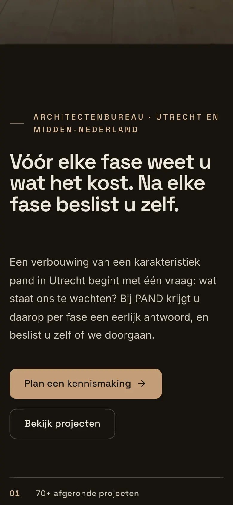 Dezelfde opening in het nachtthema: lichte letters op bijna zwart, met een warm bronzen knop