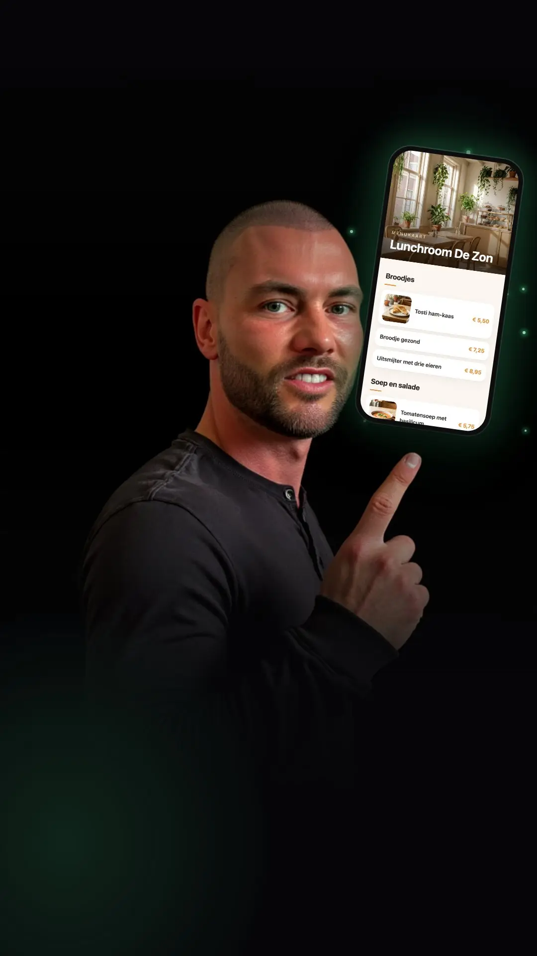 Tim van Gulik wijst naar een telefoon waarop een website staat die hij bouwde