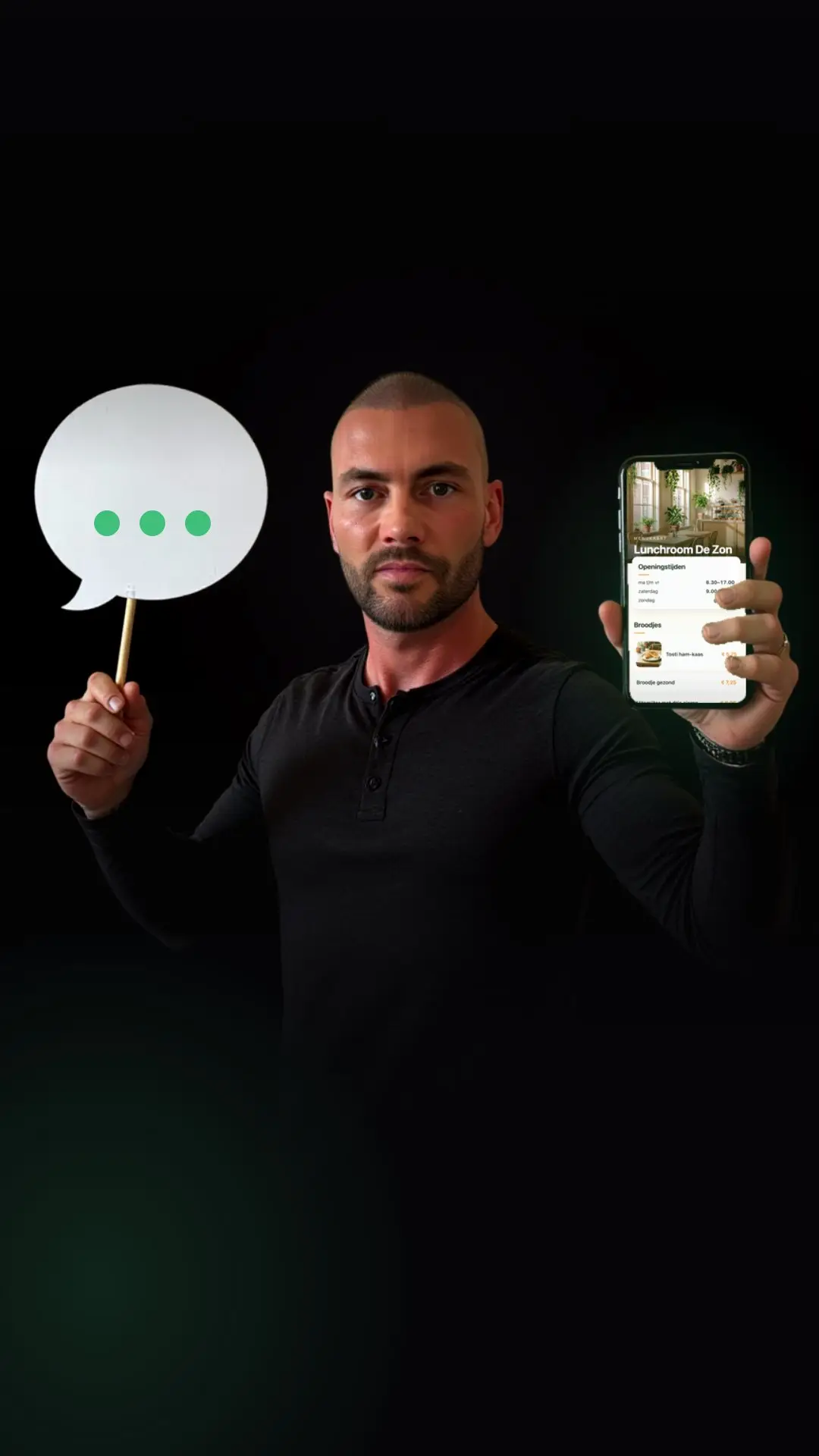 Tim van Gulik met in de ene hand een spreekballon en in de andere een telefoon met een website
