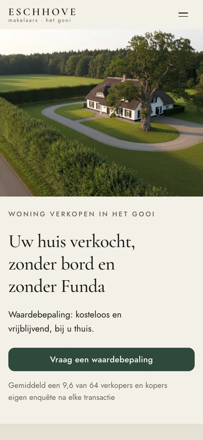 De pagina woning verkopen op de telefoon: een wit landhuis met rieten dak onder een eik, daaronder de kop «Uw huis verkocht, zonder bord en zonder Funda» en dezelfde groene knop