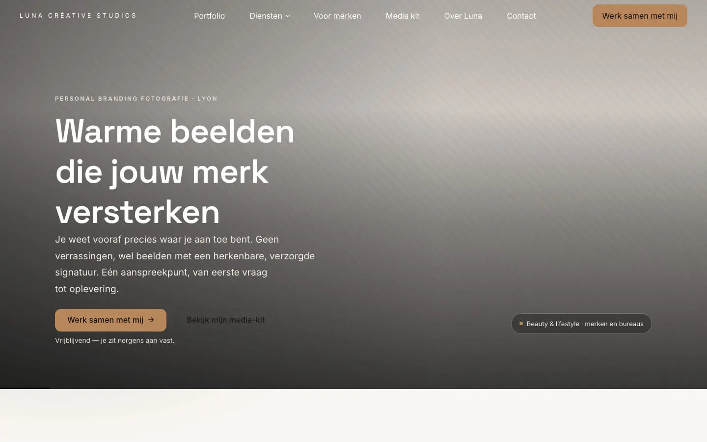 De homepage van Luna uit de bouwlus: een grijs vlak met streepjes waar de foto hoort, de kop in een strakke letter