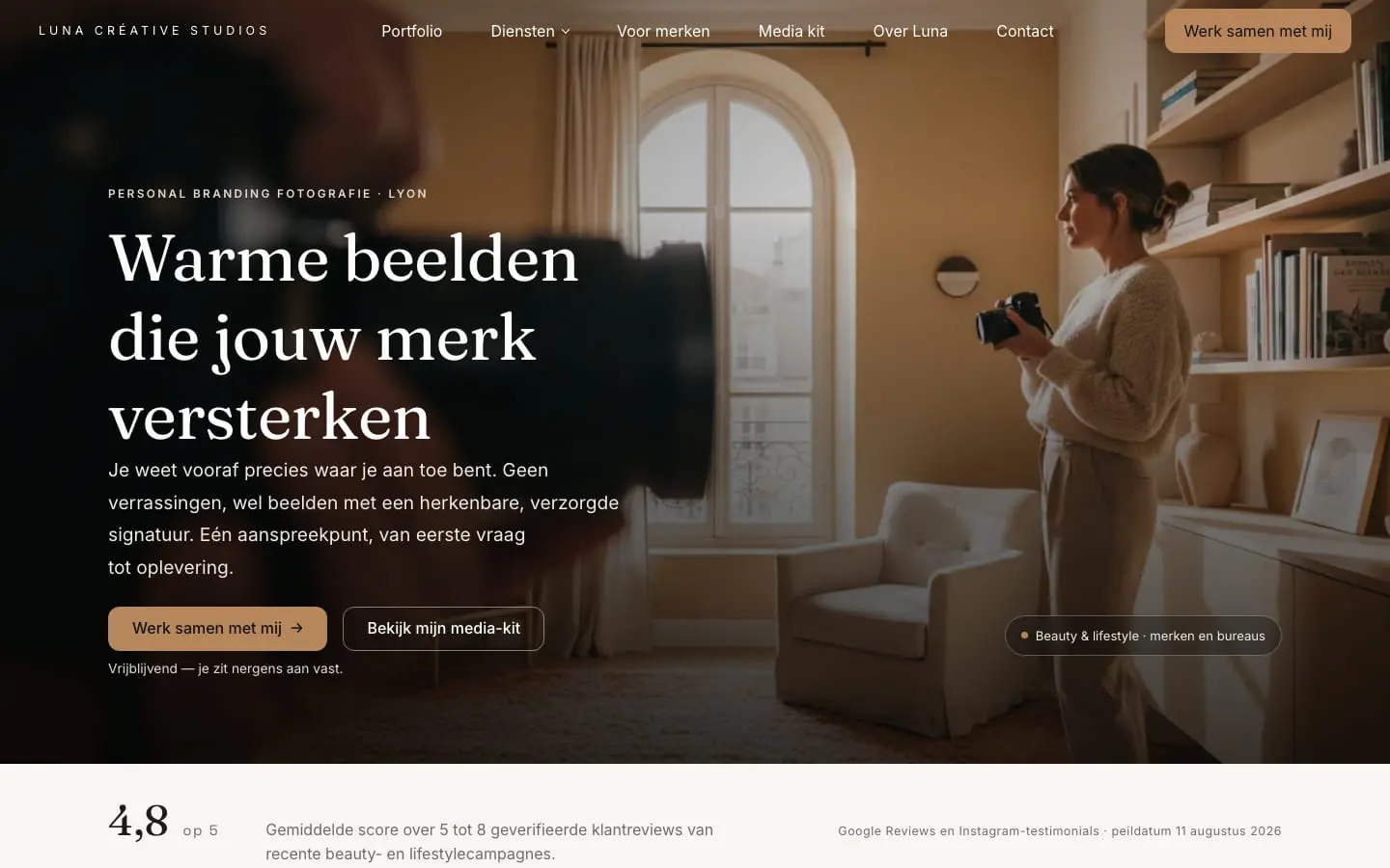 De homepage van Luna bij de eerste publicatie: een fotografe met camera bij een boograam, de kop in een klassieke letter