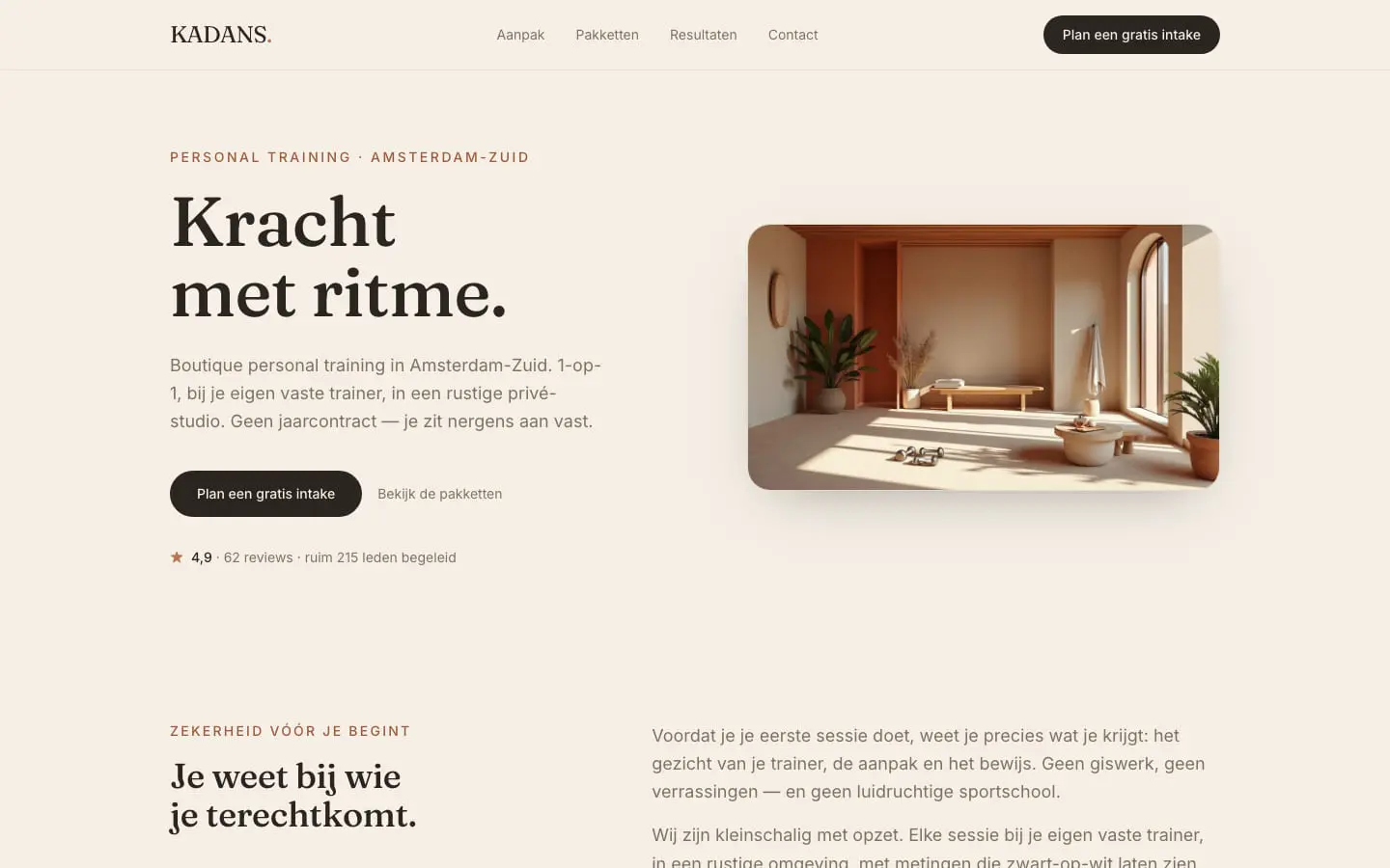 De eerste versie van KADANS op een laptop: een lichte zandkleurige pagina met de kop Kracht met ritme. en een foto van een warme studio