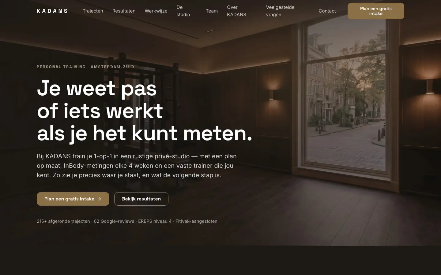 KADANS op 17 juli op een laptop: een donkere studio met houten wanden en een raam op de straat, met een grote witte kop