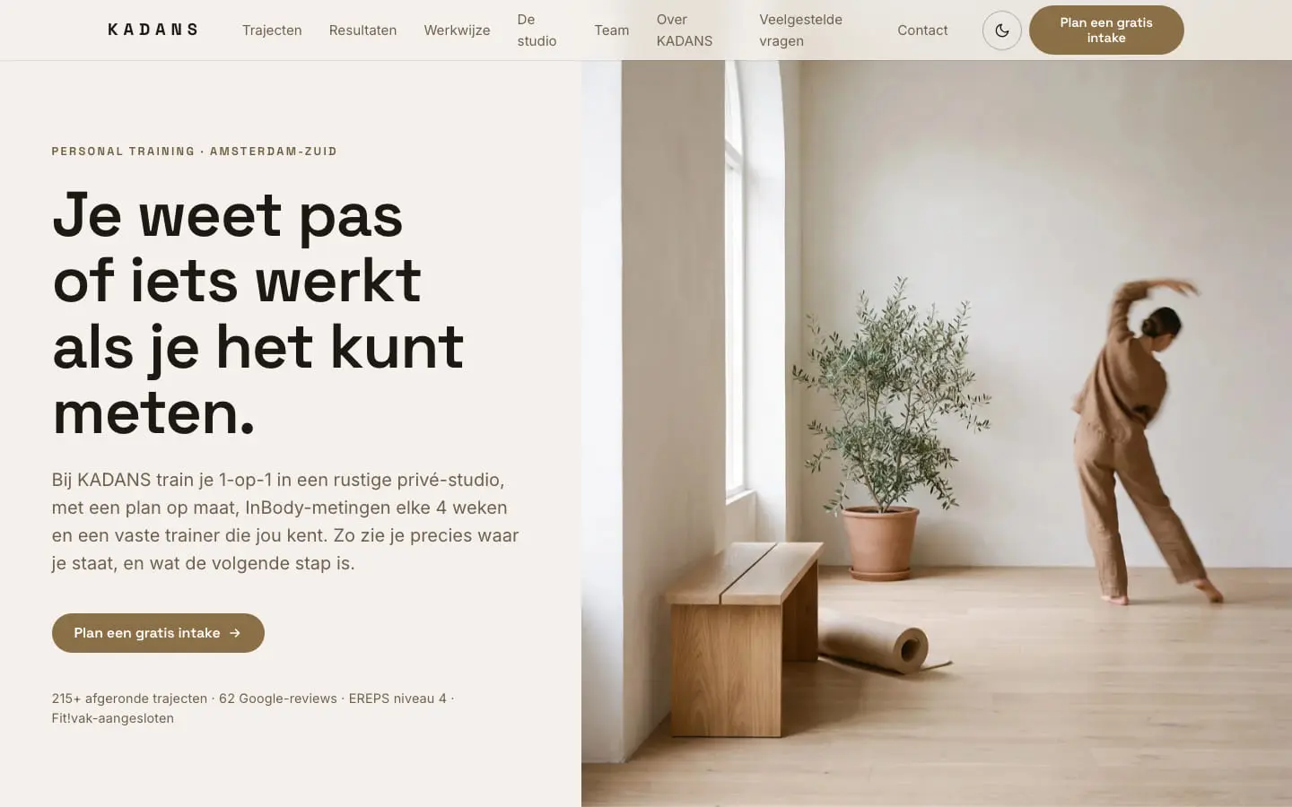 KADANS op 19 juli op een laptop: links een donkere kop op licht zand, rechts een lichte studio met een vrouw in beweging